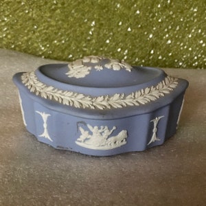 Vintage Wedgwood Jasperware Scalloped Trinket Keep Sake Box