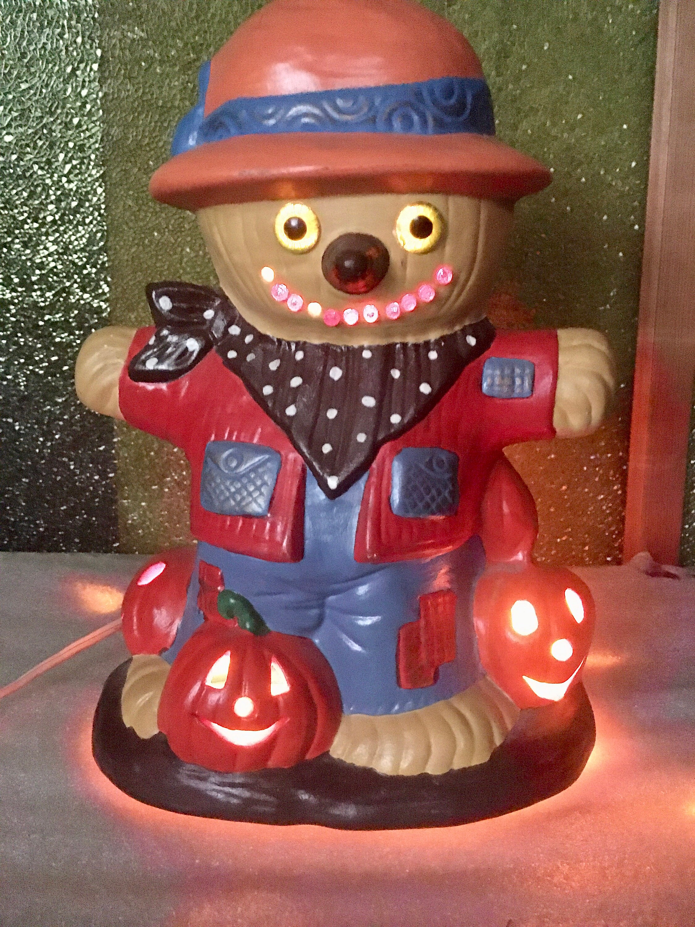 Figuras de espantapájaros multicolores pintadas a mano de Halloween vintage