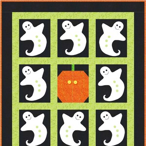 Peut inclure: Une tenture murale matelassée verte et noire avec neuf appliques de fantômes blancs et une seule applique de citrouille orange au centre.
