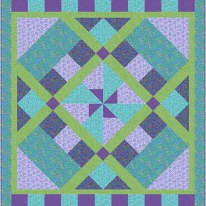 Puede incluir: Un bloque de colcha con un patrón geométrico en tonos de verde, morado y azul. El centro del bloque presenta un diseño de molinete.