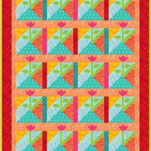 Peut inclure: Un bloc de courtepointe avec un motif répétitif de fleurs stylisées dans des tons de rose, vert, orange, jaune et bleu. Le fond est de couleur pêche clair.