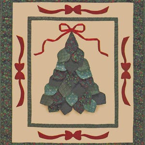 Op de afbeelding: Een groene en rode patchwork kerstboom met een rode strik bovenop, omringd door een rood en groen frame met strikken in elke hoek. De achtergrond is crèmekleurig.