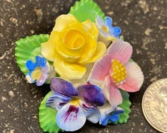 Colorido Resorte Floral Vintage Pin de Porcelana en El Respaldo Original en perfecto estado de menta, hecho en Inglaterra.