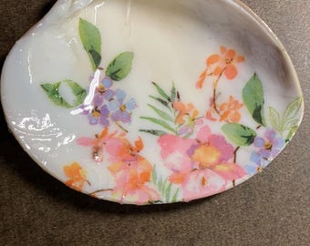 Hermosas conchas decoupage selladas y brillantes con imágenes botánicas y florales para porta pinceles para artistas o porta joyas.