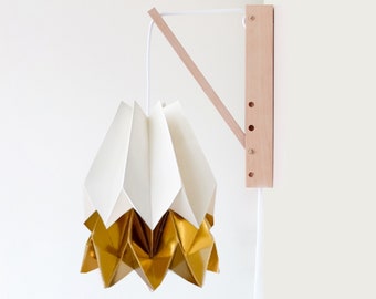 Wand Papier Lampe | Handgemachte Origami Lampe Polar White mit Warm Gold Streifen mit Holzstruktur