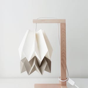 Lampa stołowa, Lampa origami | Lampa stołowa Polar White z jasnym taupe z drewnianą konstrukcją