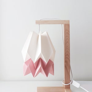 NUOVO! Paralume / Lampada da Tavolo in Carta Bianco Polare con Strisce Rosa Polveroso con Struttura in Legno