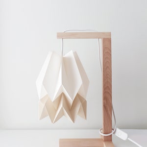 NUOVO! Lampada di carta / Lampada da tavolo Bianco Polare con Striscia Avena Crema con Struttura in Legno