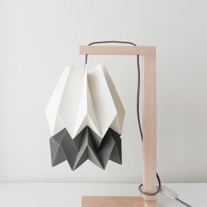 Lampada origami / lampada da tavolo bianco polare con striscia grigio alpino con struttura in legno