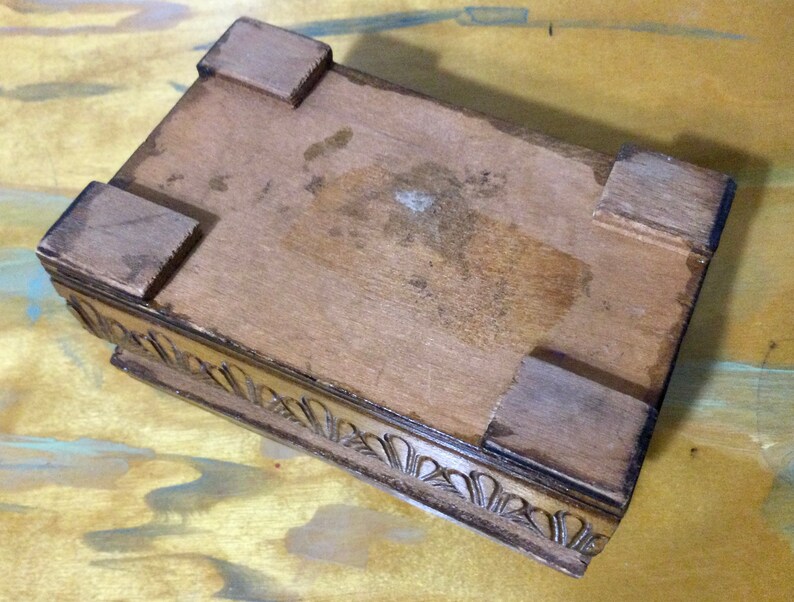 Hand carved polish box with hinged lid. afbeelding 4