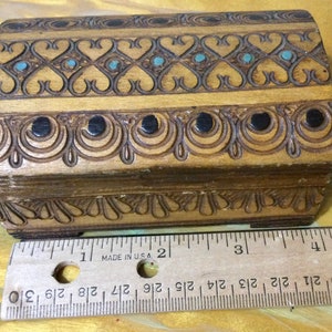 Hand carved polish box with hinged lid. afbeelding 1