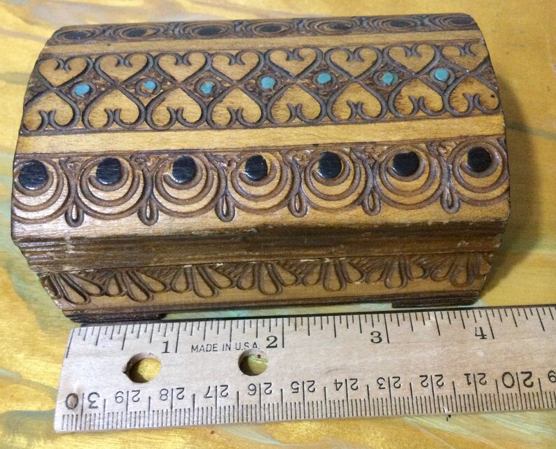Hand carved polish box with hinged lid. afbeelding 1
