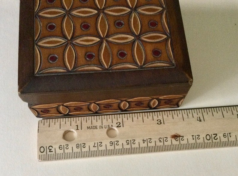 Hand carved polish box with hinged lid. Flower design. afbeelding 2