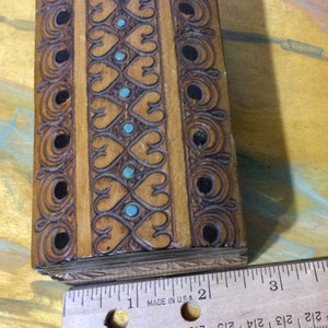 Hand carved polish box with hinged lid. afbeelding 2