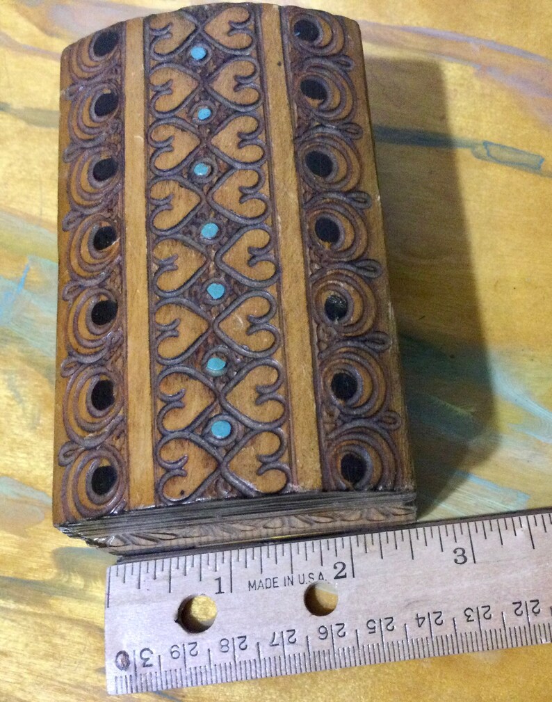 Hand carved polish box with hinged lid. afbeelding 2