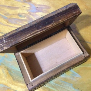 Hand carved polish box with hinged lid. afbeelding 3
