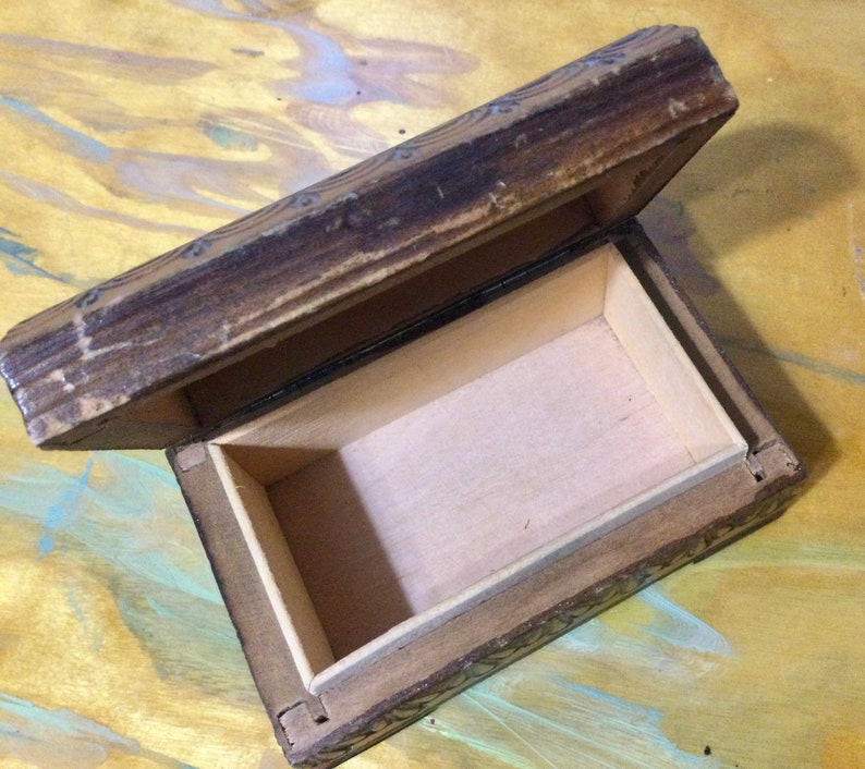 Hand carved polish box with hinged lid. afbeelding 3