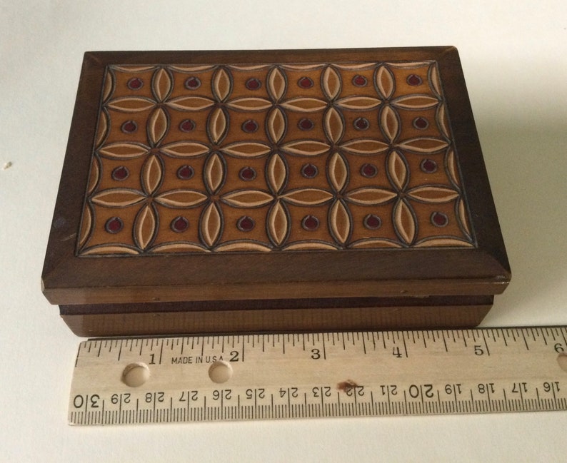 Hand carved polish box with hinged lid. Flower design. afbeelding 3