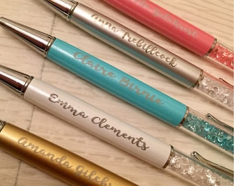 Gepersonaliseerde kristallen gevulde balpen gegraveerd in verschillende kleuren en perfecte cadeau voor mama vriend leraar