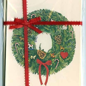 Met lint gebonden cadeaupakket van 4 kaarten, kerstkrans met handgemaakte ornamenten, vier notitiekaarten - crème mat papier met bijpassende enveloppen
