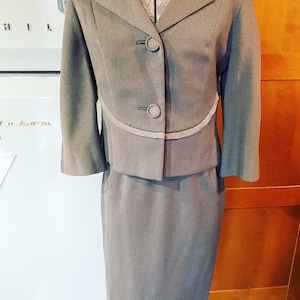 Gorgeous 1960s grey skirt suit by D’allairds  S