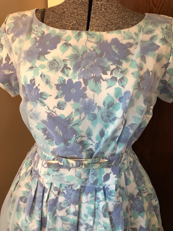 Gorgeous floral vintage 50s dress with sheer over… - image 9