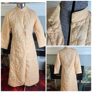 Sweet vintage 60s quilted robe in light peach