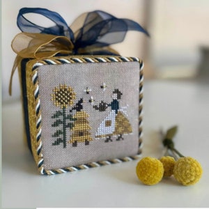 Pre-Order - 2023 Nashville Needlework Market - A Honey of a Frill by Heart in Hand