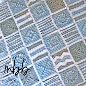 Könnte beinhalten: Eine gehäkelte Babydecke mit Patchwork-Muster, das aus Quadraten in Blautönen, Grün und Weiß besteht. Die Decke ist mit verschiedenen Maschen gearbeitet, darunter eine Strukturmasche und eine einfache Masche. Die Decke ist mit einem weißen Rand eingefasst.