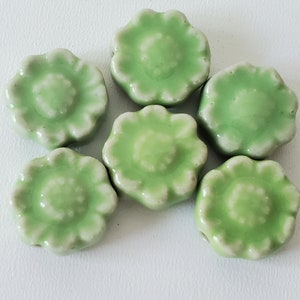 6 Flower ceramic beads, Jewelry beads, 16 mm size, 6.5 mm thick, hole: 1.5 mm, colors yellow or green.