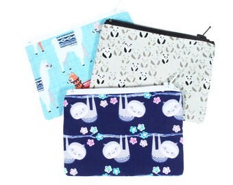 Mini neceser artesanal con estampado animal de perezosos, pandas y llamas: monedero, tarjetero, estuche para auriculares.