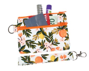 Estuche con doble cremallera y diseño floral de Rifle Paper: llavero, billetera y porta identificación.