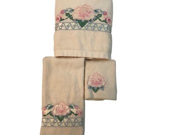Vintage Floral Embroidered Towel Set - 3 Pieces - Cotton - Cream Pink & Green
