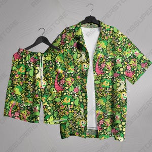 Peut inclure: Une chemise boutonnée et un short assorti vert et rose avec un motif floral représentant des personnages de dessins animés.