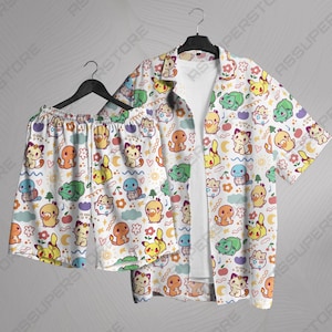 Peut inclure: Une chemise boutonnée blanche et un short assorti avec un imprimé de personnages de dessins animés colorés. Les personnages sont sur un fond blanc avec un motif bleu clair, jaune et rose.