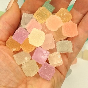 CUBES LUMINEUX, REVÊTUS DE sucre, Cabochons à dos plat, Résine translucide, Cubes de sucre maison de poupée, 13 mm ou 1/2 po., Couleurs pastel, Prêt à offrir