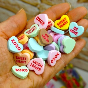 COEURS AVEC MOTS, cabochons à dos plat, coeurs de conversation, coeur en résine pastel, amour Xoxo Kiss me Sweet heart Hug me Be mine cadeau Saint-Valentin