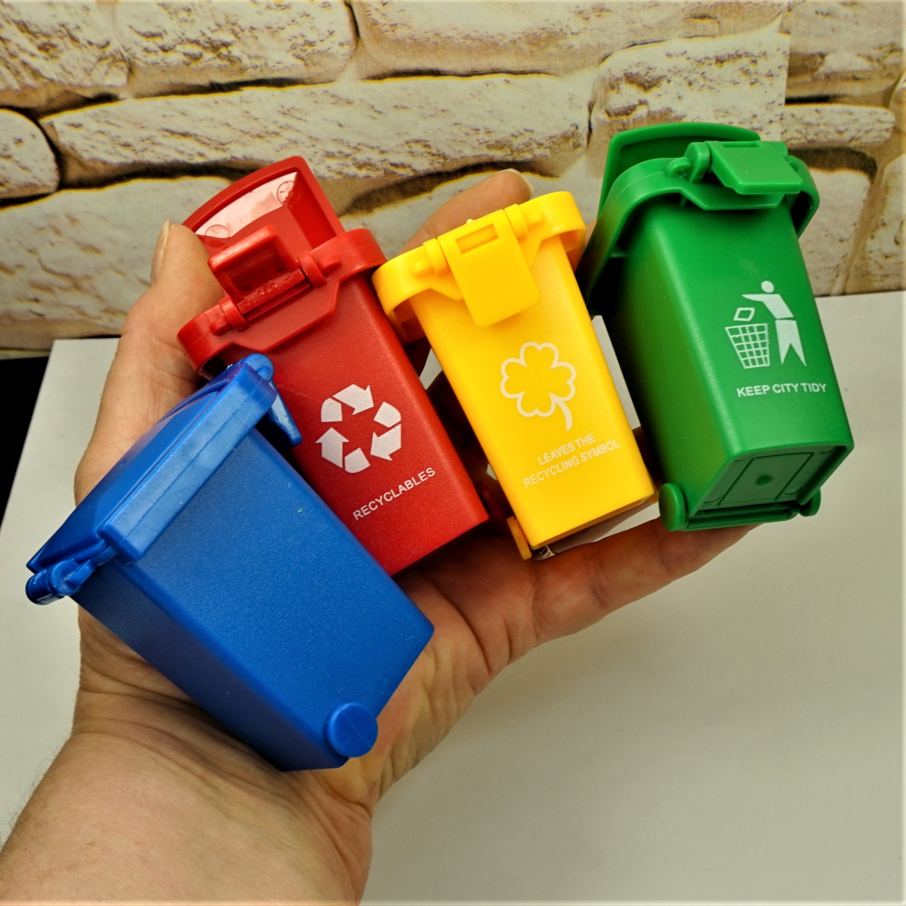 manualidades botes de basura hechos con material reciclado