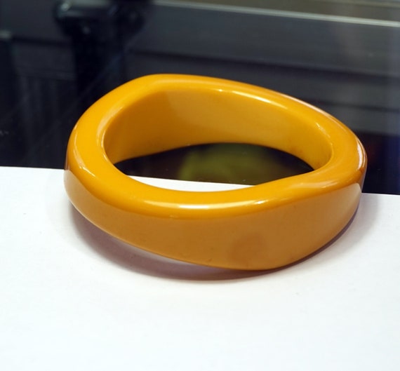 OLD BAKELITE WAVY Bold Heavy Bracelet Egg Yolk Ba… - image 1