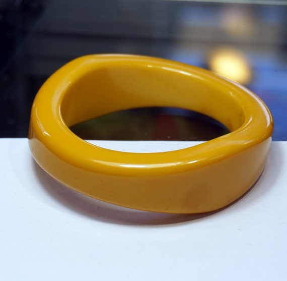 OLD BAKELITE WAVY Bold Heavy Bracelet Egg Yolk Ba… - image 5