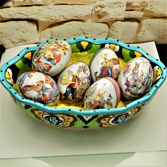 Oeufs de Pâques en bois peints à la main dans un coffret cadeau