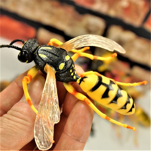 LIFELIKE HALLOWEEN Wasp INSECT, Simulation Insects, Big Wasp Detailed Figurine, Educational toy, Small gift idea for kids, Halloween Decor