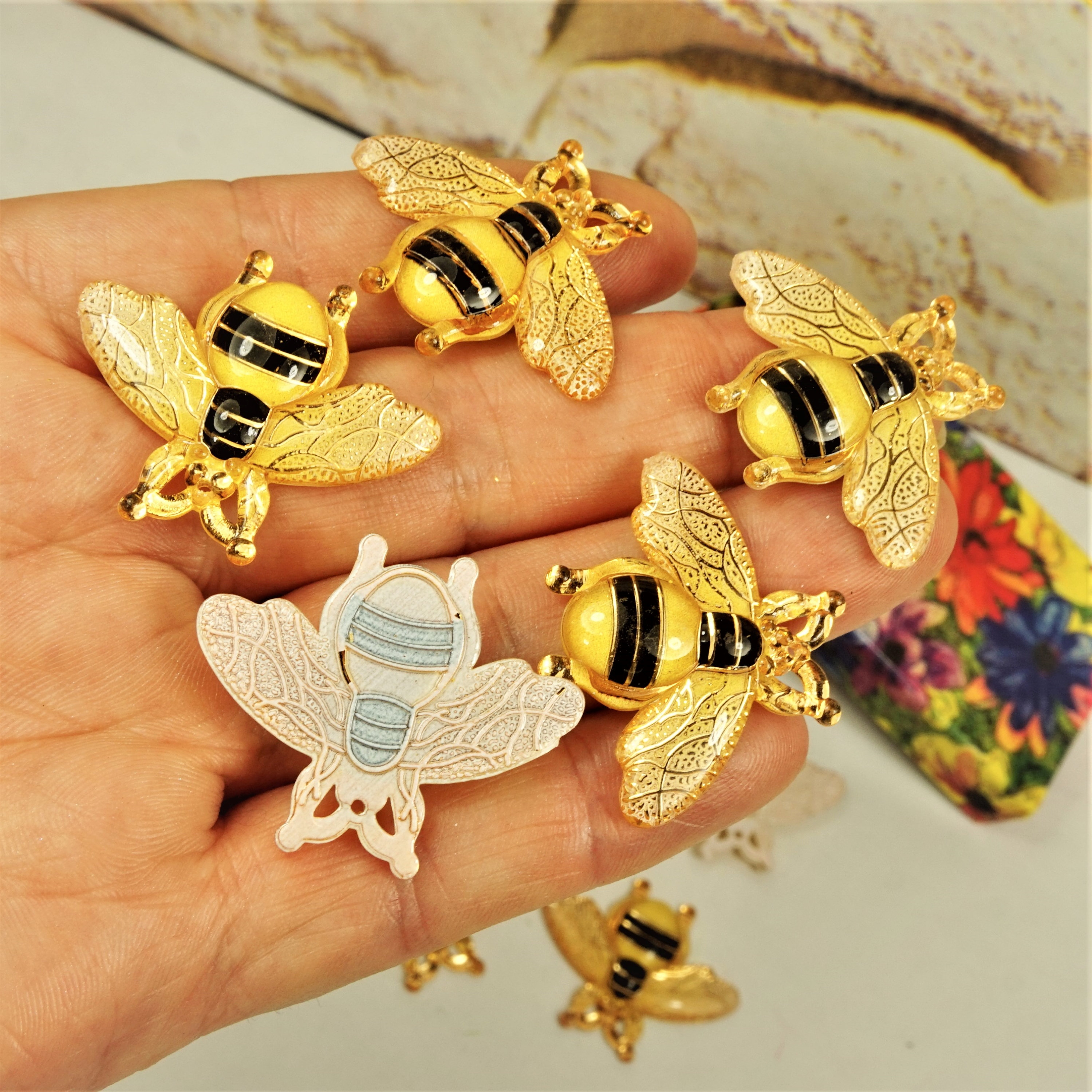 RESIN BEE CHARMS, Flat Back Cabochons, Lifelike Bumble Bee, Small Gift Idea  for Kids, Scrapbooking Cabs, Hair Bow Decor, Decoden Cabochons 