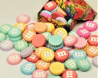 ROUND M CANDIES, Fake Food, Bottle Cap Shaped Flat Back Candies, Colorful Pastel Candies, Small Gift Idea For Kids, Ready To Gift In Box