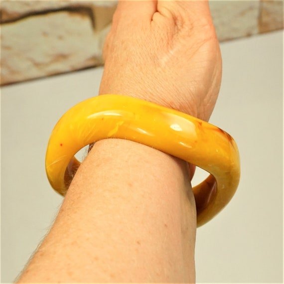 OLD BAKELITE WAVY Bold Heavy Bracelet, Egg Yolk B… - image 8