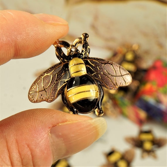 RESIN BEE CHARMS, Flat Back Cabochons, Lifelike Bumble Bee, Small Gift Idea  for Kids, Scrapbooking Cabs, Hair Bow Decor, Decoden Cabochons 