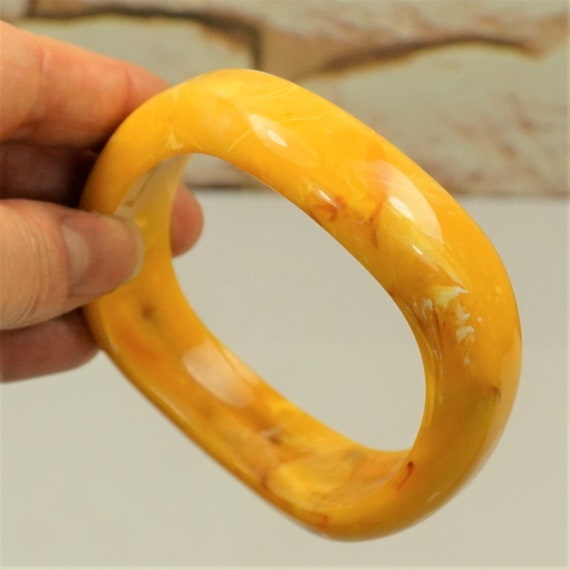 OLD BAKELITE WAVY Bold Heavy Bracelet, Egg Yolk B… - image 4