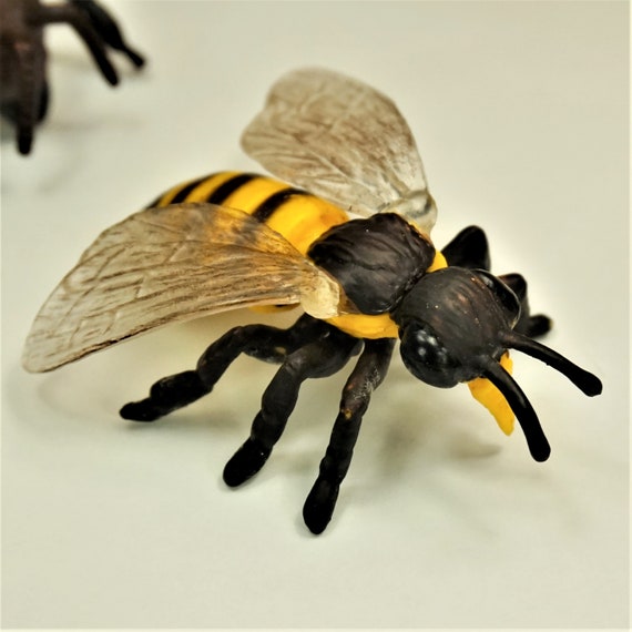 Lifelike Honey Bee Figurine, Halloween Insect Decor, Educational