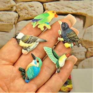 MINI OISEAUX COLORÉS Cabochons à dos plat pour travaux manuels, minis albums, embellissements d'oiseaux, mini cadeau pour enfants, prêts à offrir dans une boîte