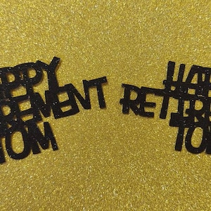 K&ouml;nnte beinhalten: Schwarze Glitzerbuchstaben, die "Happy Retirement Tom" auf einem goldenen Glitzerhintergrund buchstabieren.